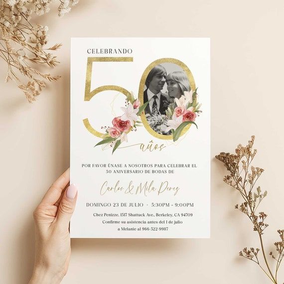 Ett elegant diamantbrev med guldnummer och blommor för ett 50-årsjubileum.